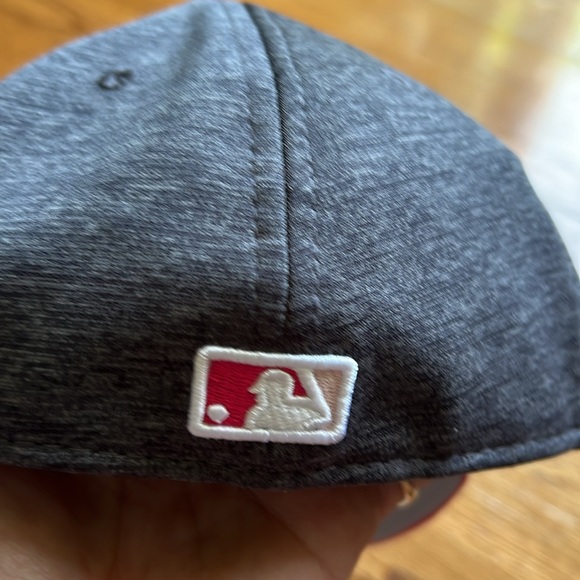 Like new vintage Boston Red Sox hat, size 7 1/8 in gray and pink - Picture 2 of 4